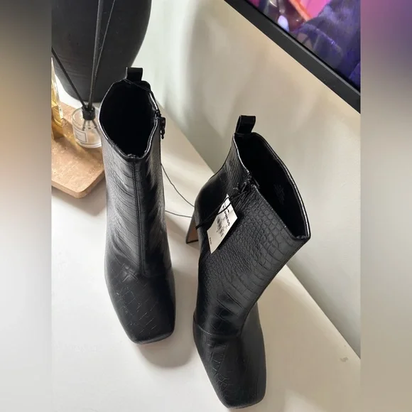 Express BRAND NEW!! Black Croc-Patterned Ankle Booties - Picture 4 of 12
